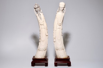 Een paar grote Chinese ivoren sculpturen van een man en vrouw, ca. 1900